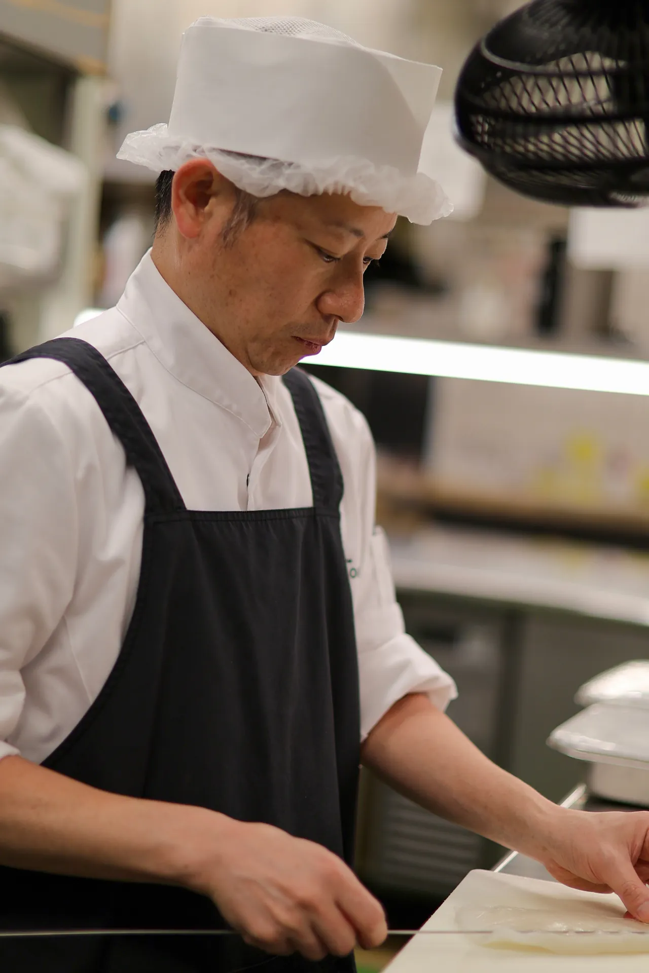 包丁仕事に向き合う清和荘の調理師