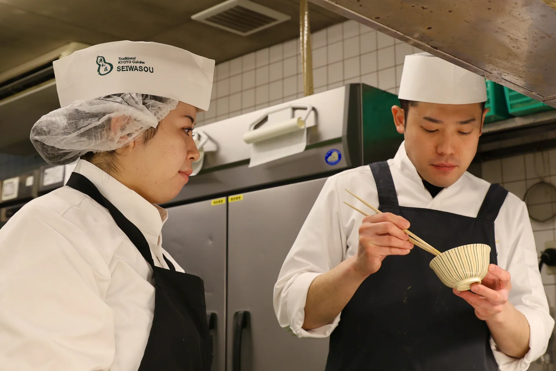 先輩から後輩へ味を伝える指導の様子