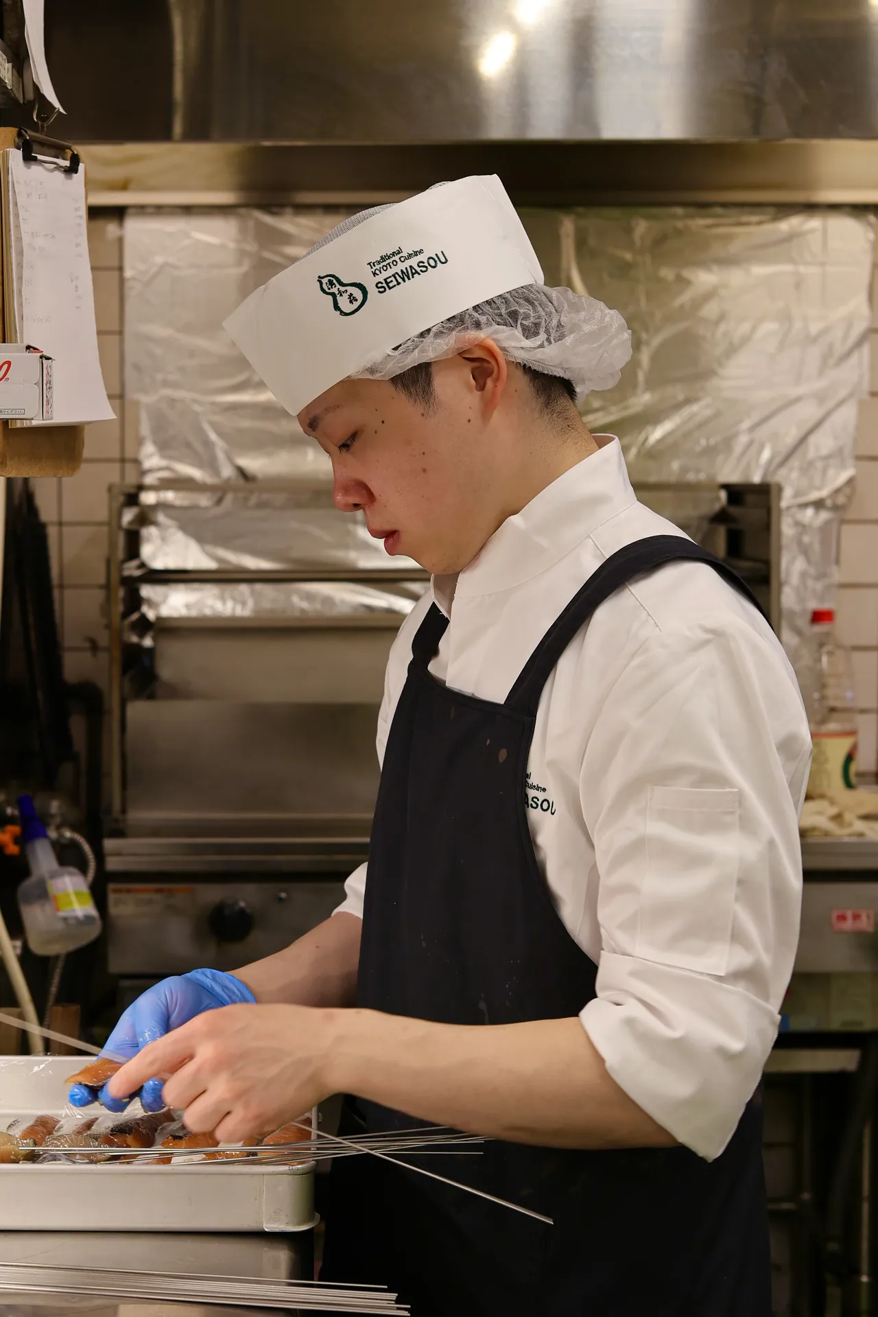 厨房で仕込みに向き合う清和荘の調理師