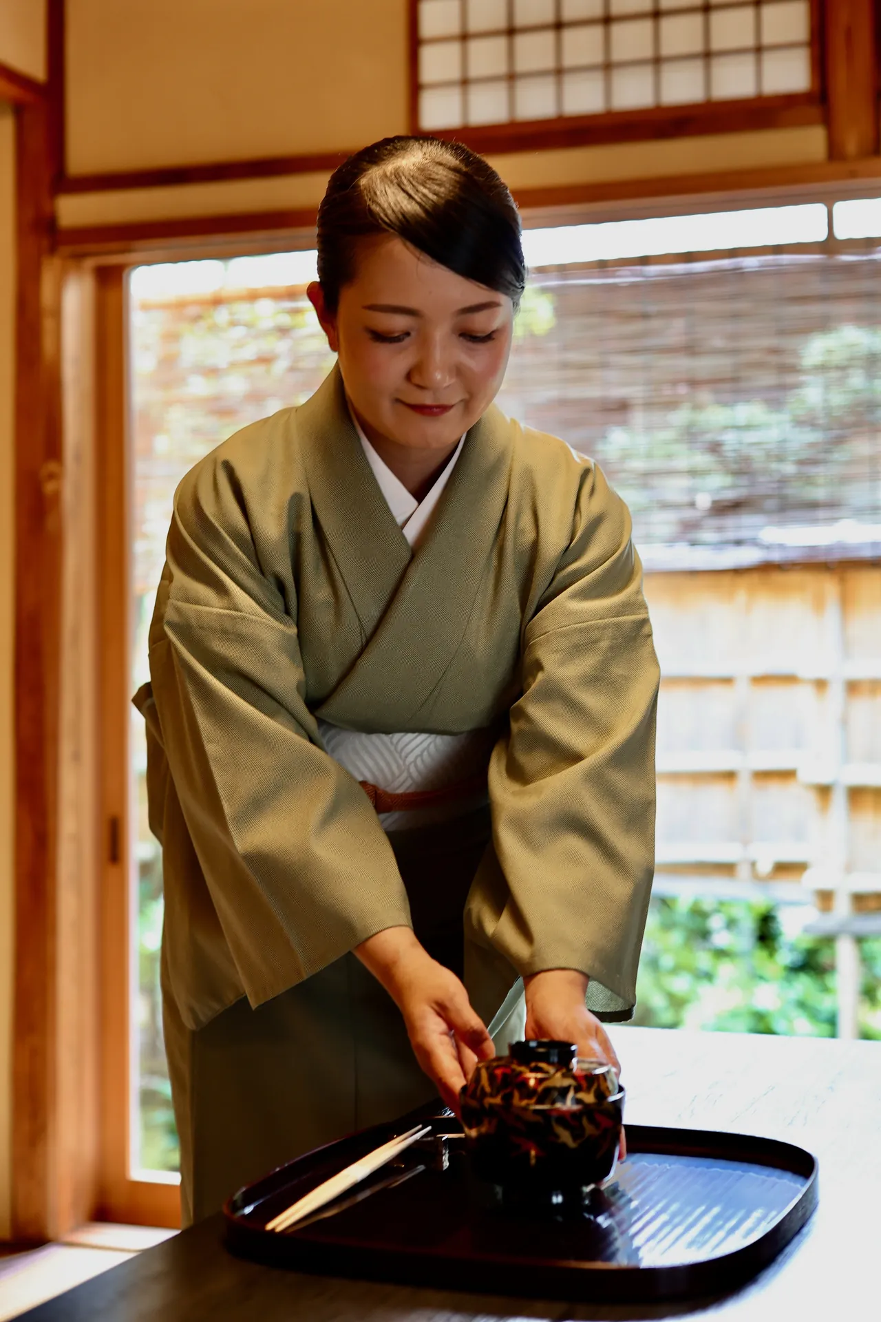 座敷で配膳する仲居