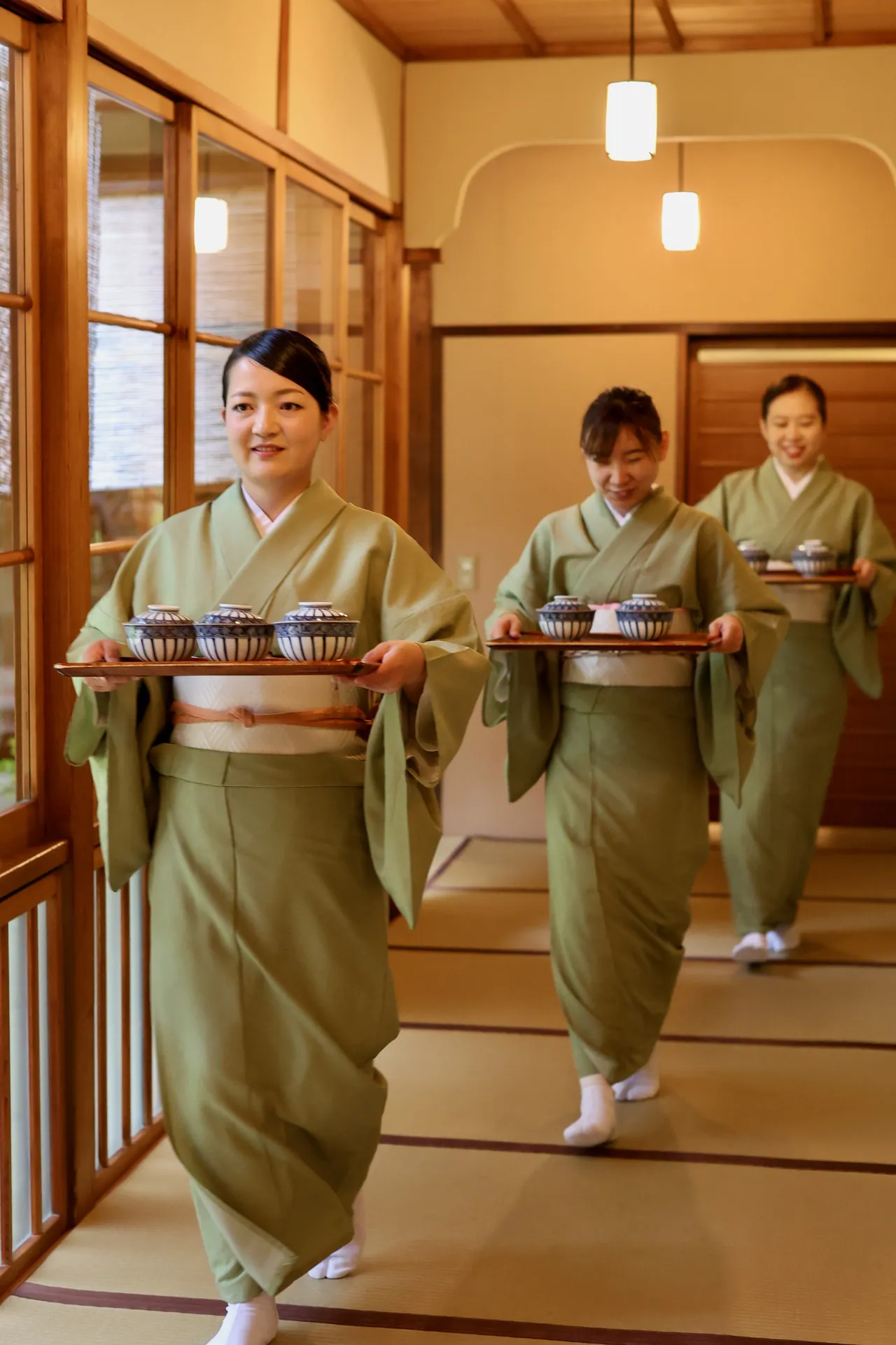 座敷へ向かう仲居たち