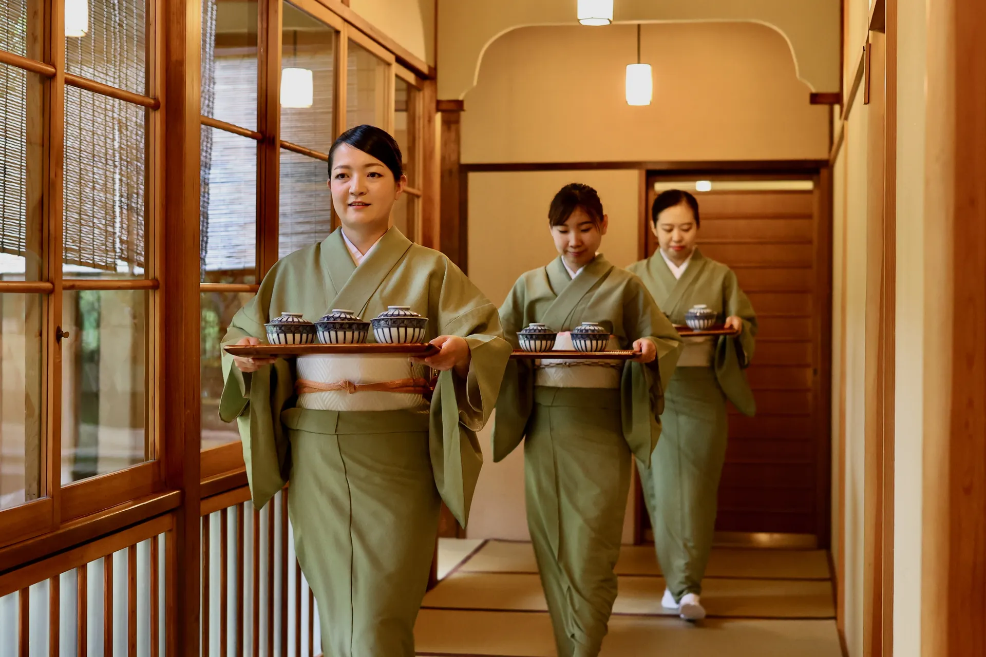 座敷へ配膳に向かう清和荘の仲居たち